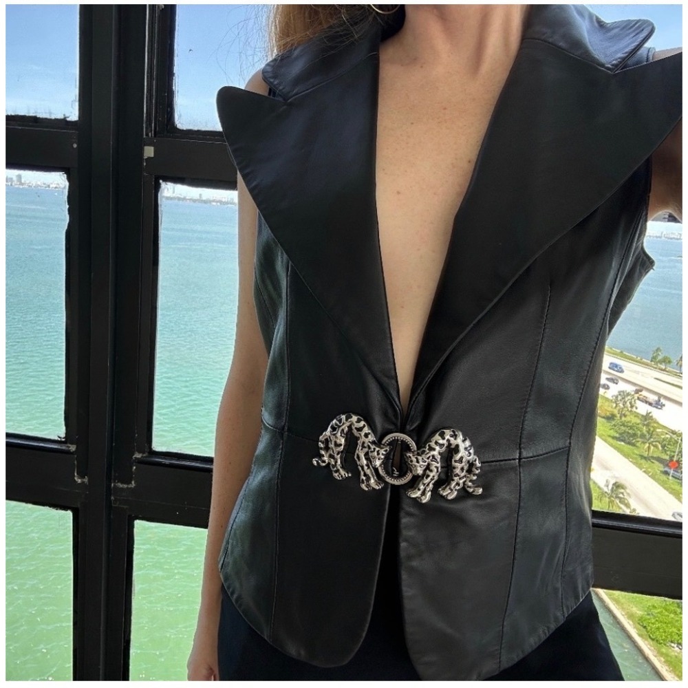 Outerwear by Lisa 100% Lambskin Leather Panther Buckle Vest Women M Black
Soft